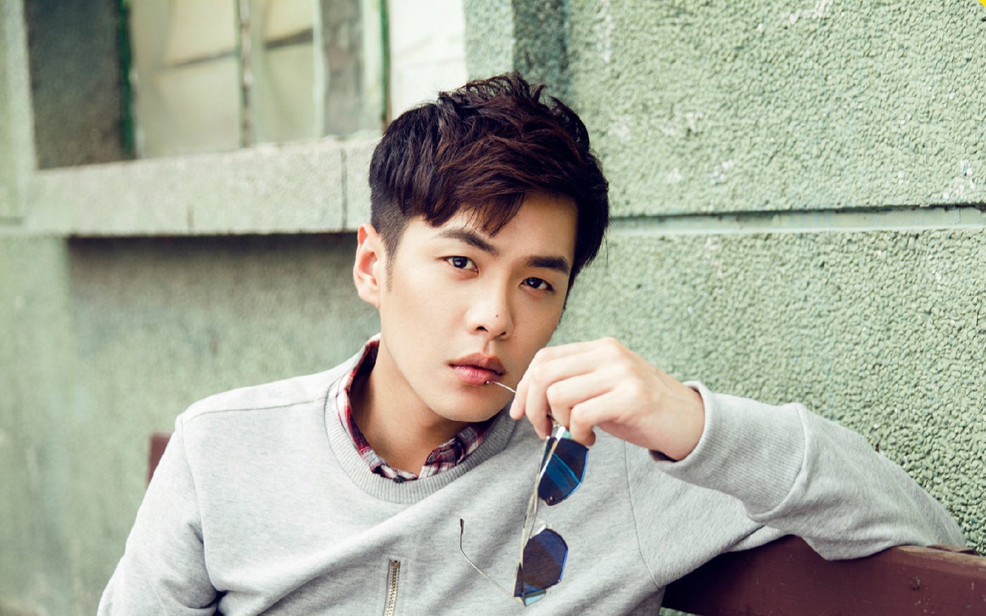 草地网球公开赛郑钦文首次闯入八强,超霸世家代言人